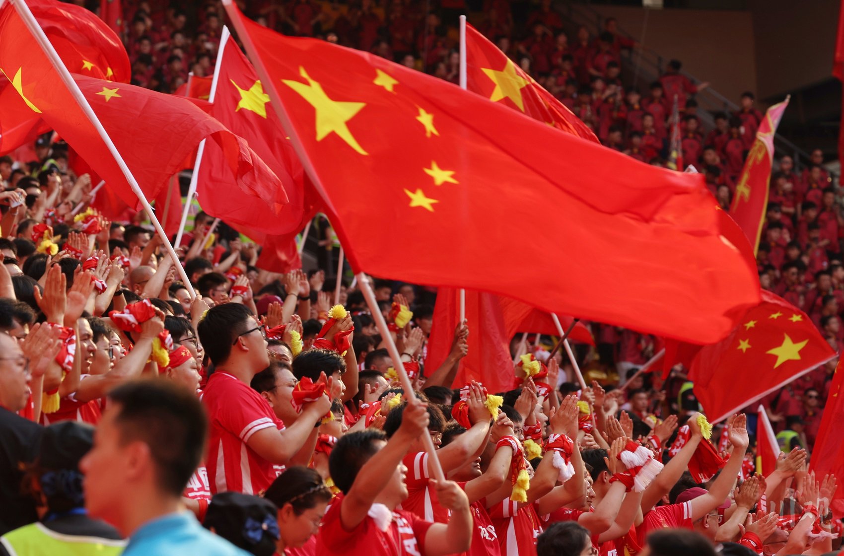 关于中国足球迎来胜利，国内球队亮眼表现的信息