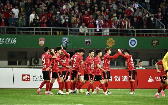 国际足坛风云再起：强队对决点燃球迷热情