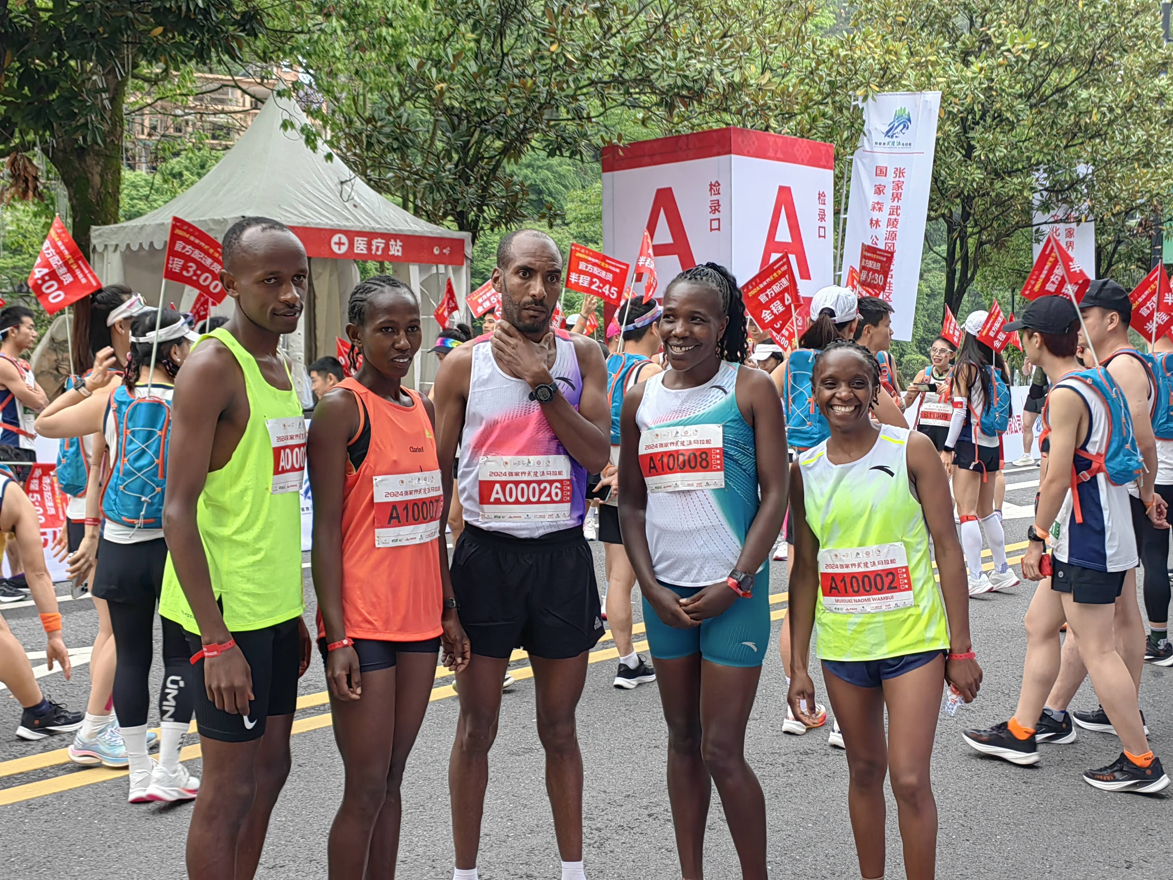 肯尼亚选手冲刺终点,获得第一名 肯尼亚选手冲刺终点,获得第一名