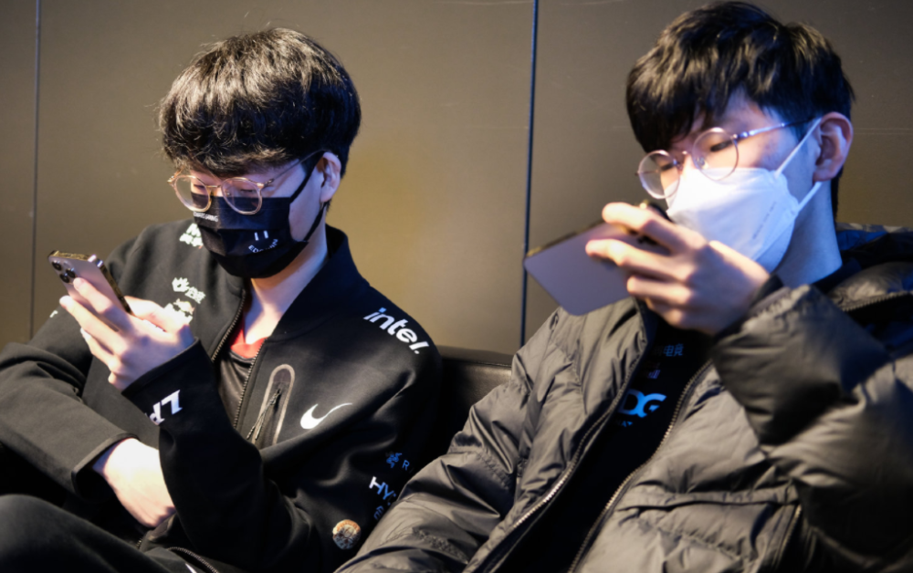 包含100T绝杀DFM,Xiaohu团战一打五激烈交锋半决赛,锁定晋级资格的词条 包含100T绝杀DFM,Xiaohu团战一打五激烈交锋半决赛,锁定晋级资格的词条