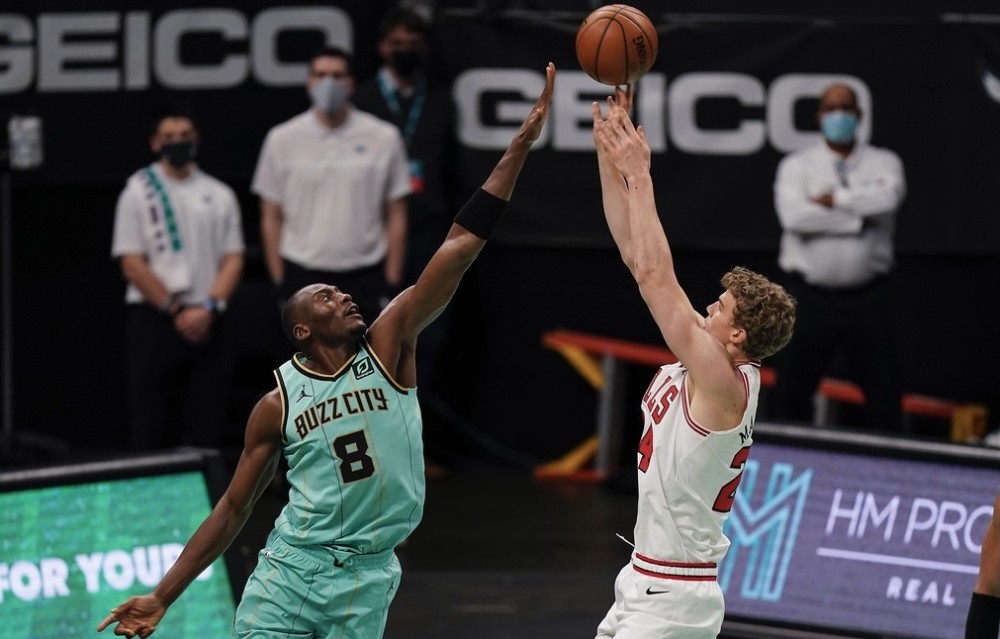 关于深圳队翻盘公牛，克莱状态火热的信息